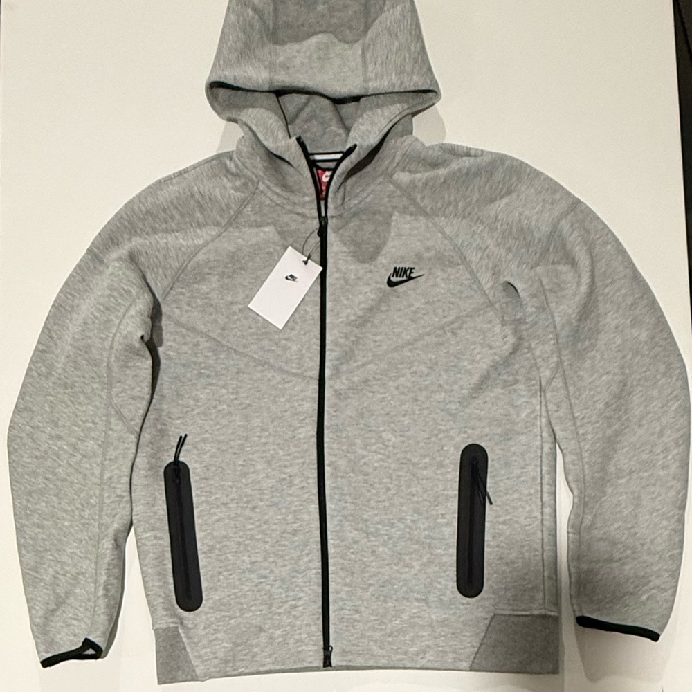 Nike Sportswear Tech Fleece Windrunner
Men's Full-Zip Hoodie size L